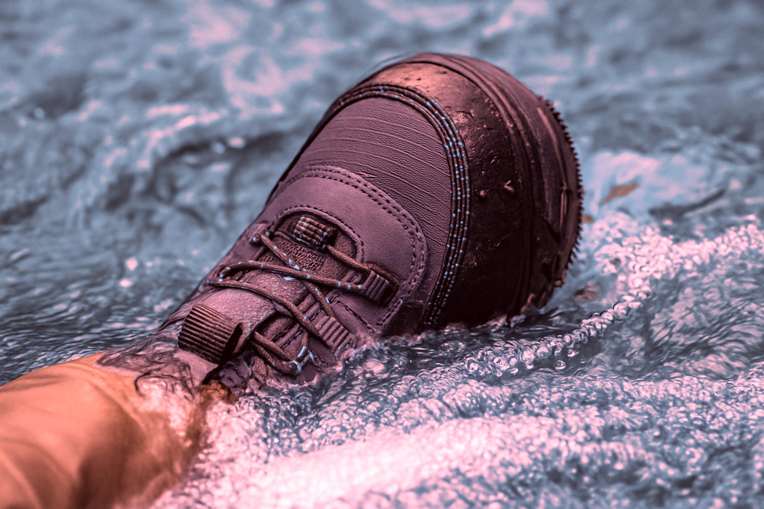 Brodiaca topánka pre rybárov vo vode s odolnou protišmykovou podrážkou