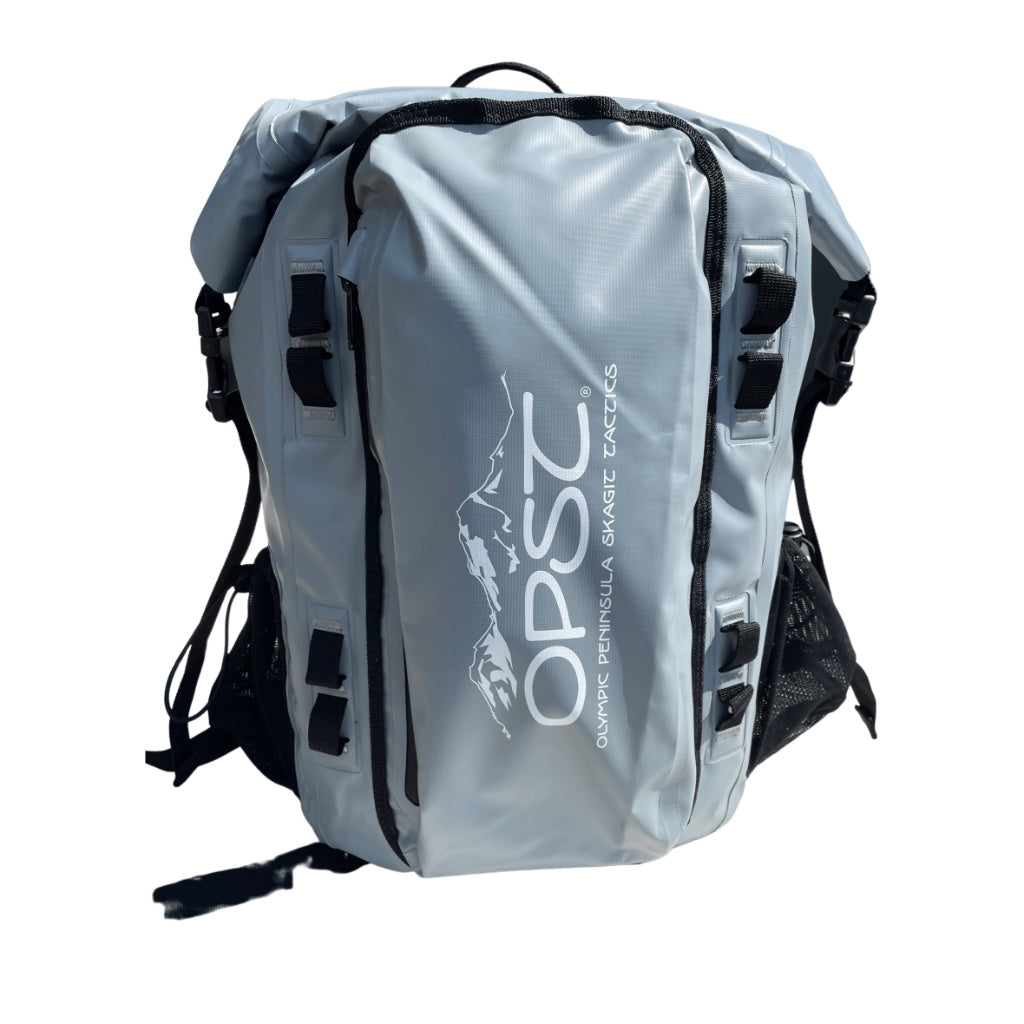 Predný pohľad na OPST Rainforest Waterproof Backpack s roll-top uzáverom a webbing úchytmi