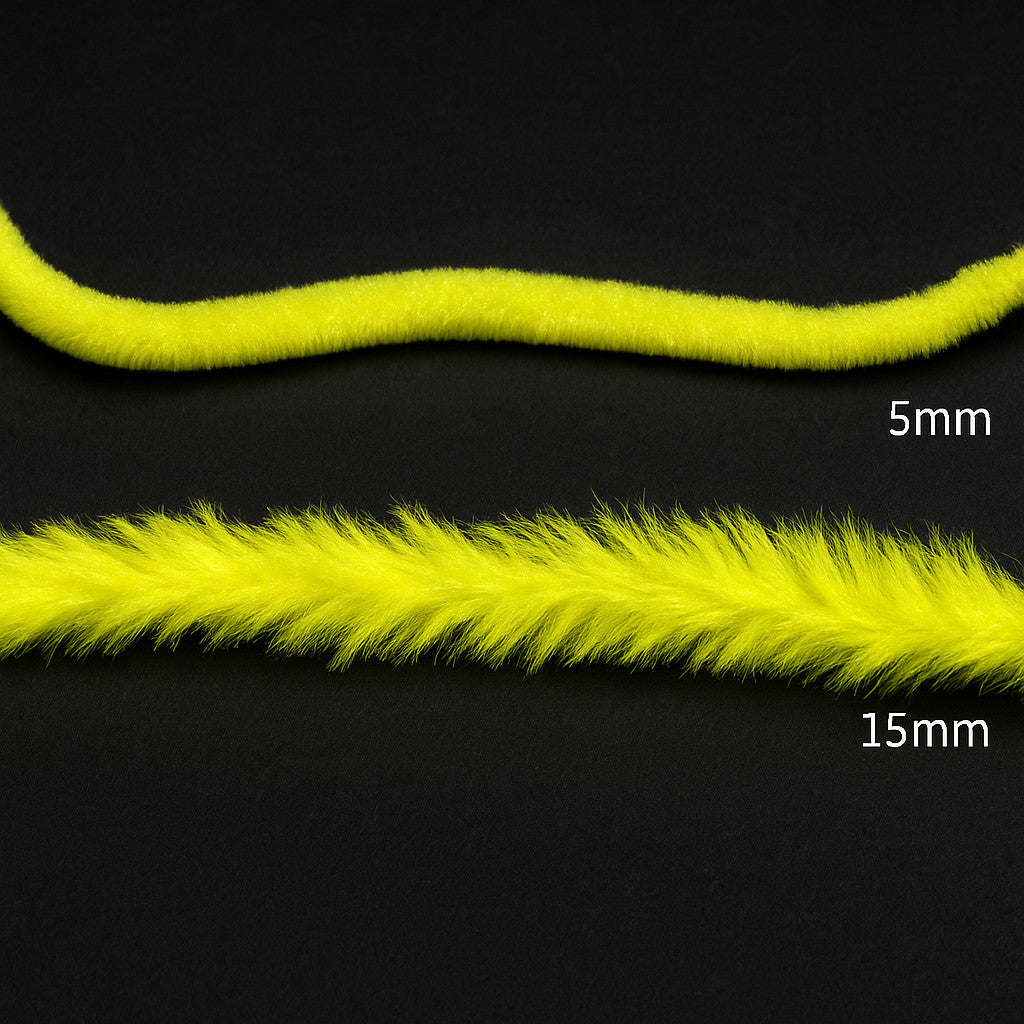 Porovnanie hrúbky Soldarini Egg’s Chenille vo farbe Fluo Yellow – verzia 5 mm a 15 mm na tmavom pozadí.