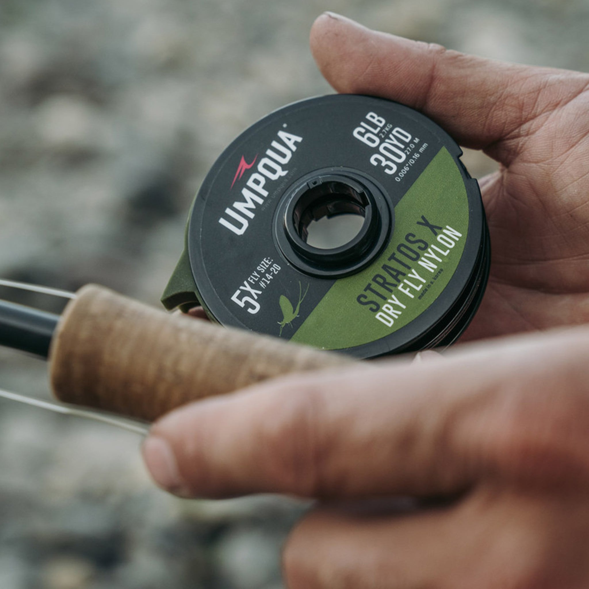 Umpqua Stratos X Nylon Tippet – používanie pri vode, rybár s cievkou pri vode