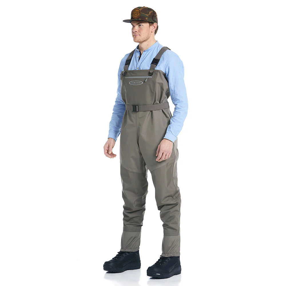 Vision Atom Waders – brodiace nohavice oblečené na modeli, predný pohľad