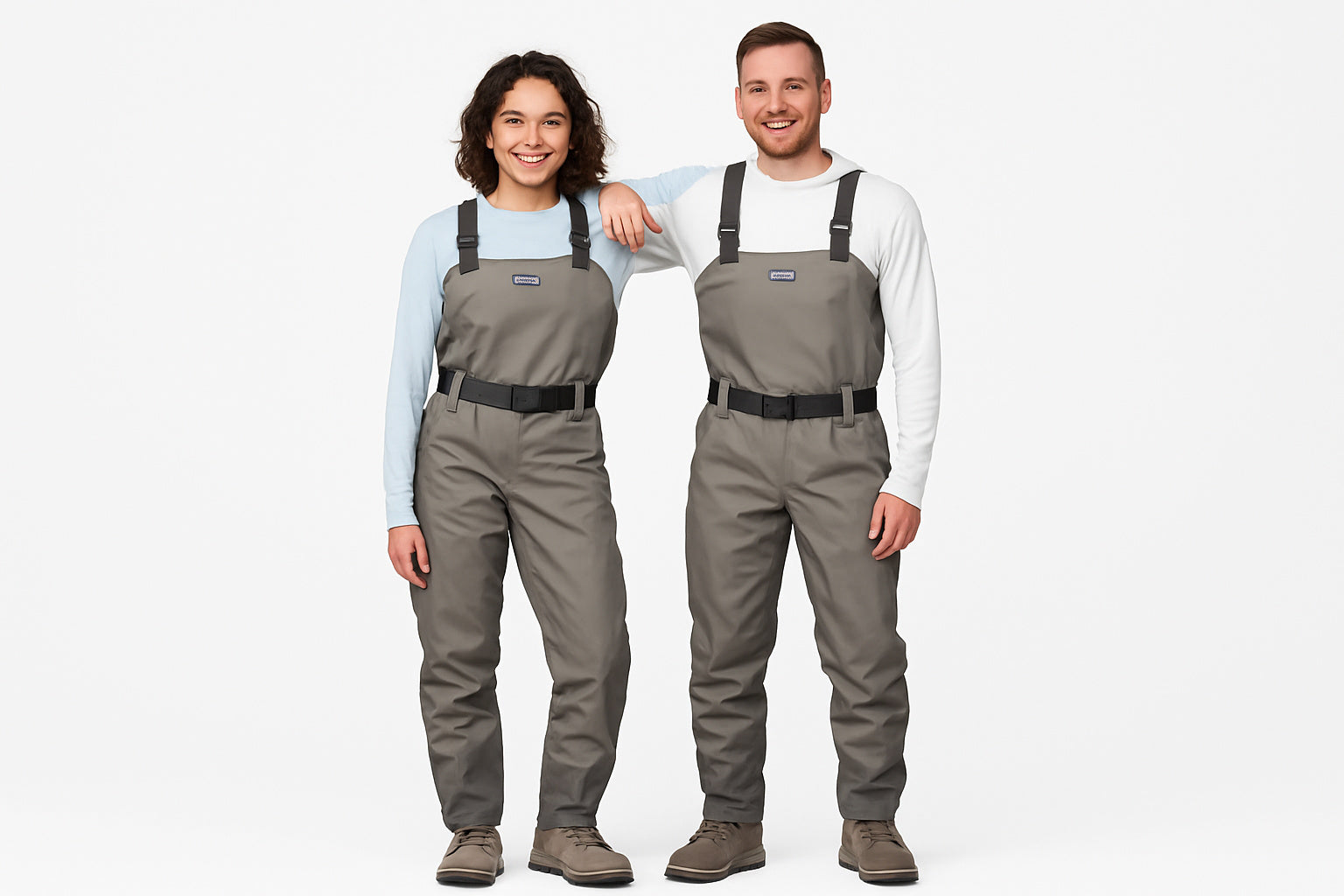 Muškár a muškárka v brodiacich nohaviciach pripravení na rybolov pri jazere – Thymallus.sk