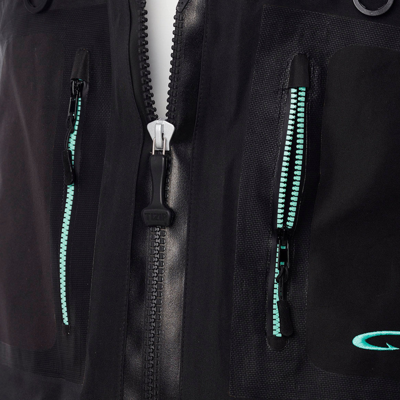 A. Jensen BERING Waders – detail predného vodotesného Ti-Zip zipsu a nepremokavých hrudných vreciek