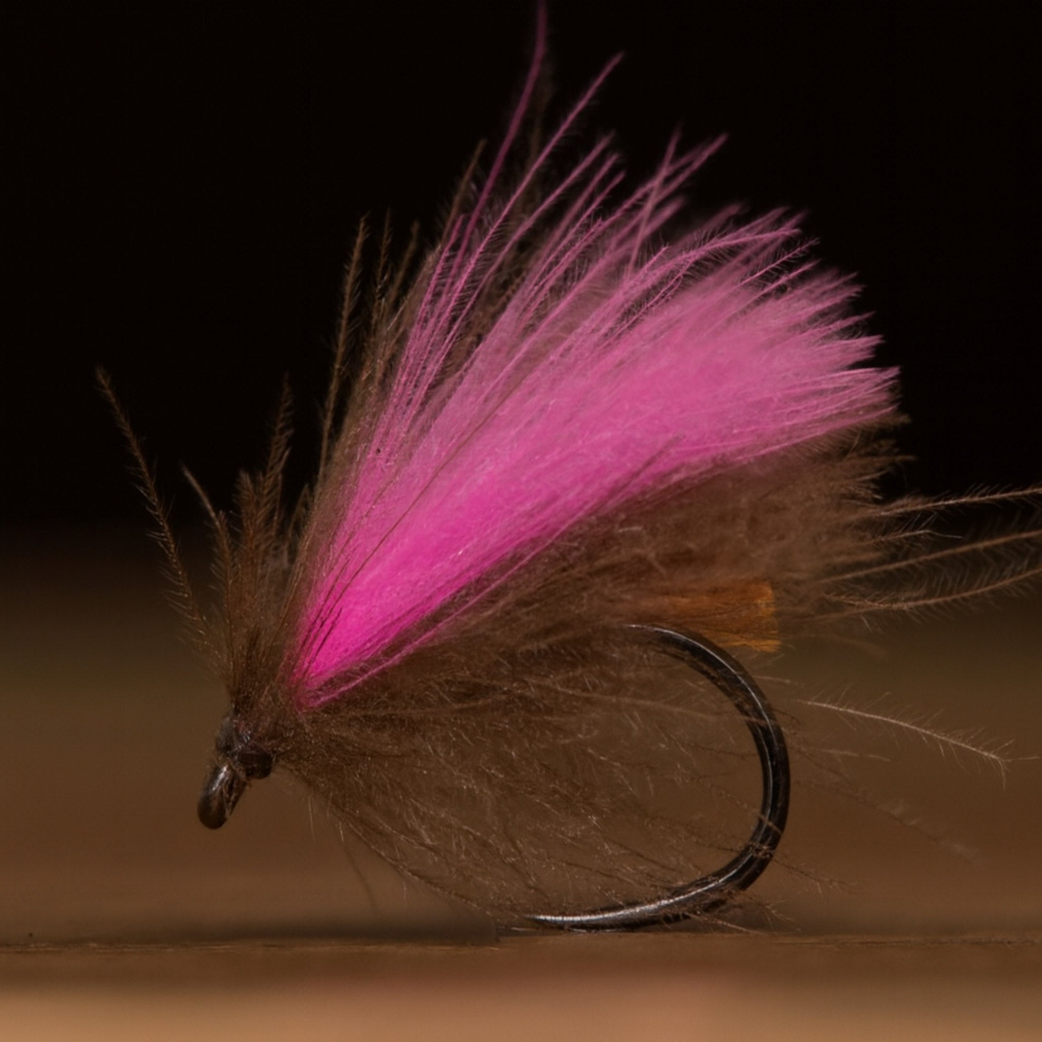 Muška viazaná z Knapek CDC peria s ružovým krídelkom – detail na háčiku pre suché mušky
