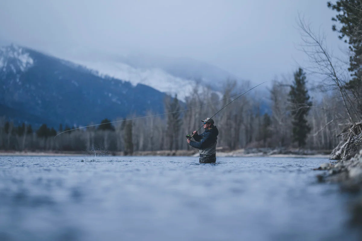 Muškár s prútom G.Loomis IMX-PRO V2 ShortSpey počas hodu na rieke s obmedzeným priestorom za chrbtom