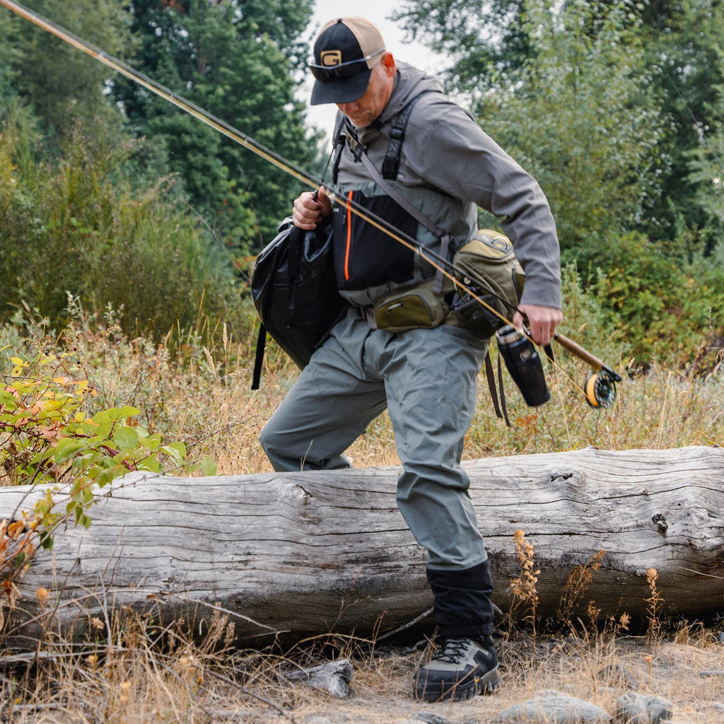 Grundéns Bedrock Wader v akcii – muškár pri brodení v teréne