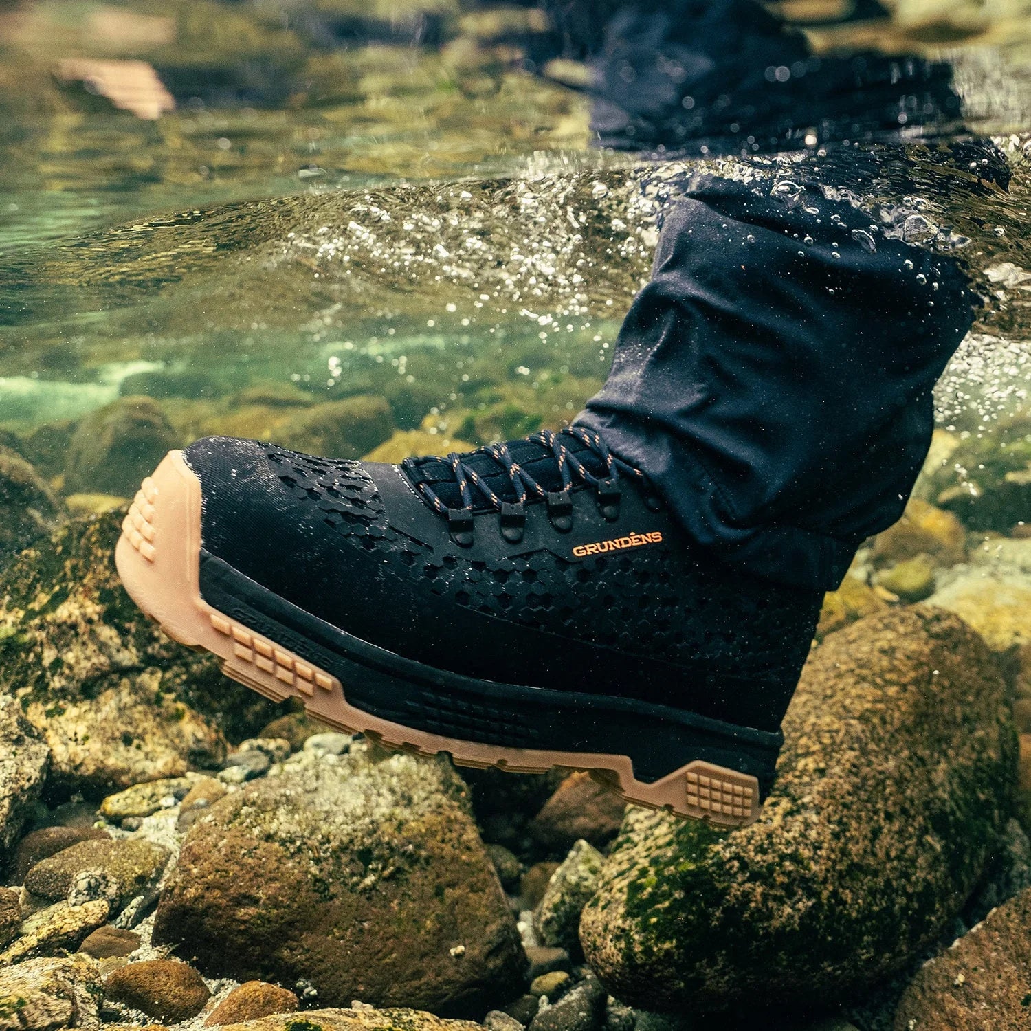Grundens Rock Armor Wading Boot pri brodení v kamenistej rieke