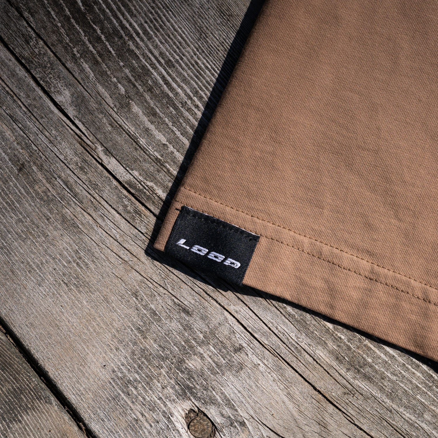 LOOP Men's Pike Graphic T-Shirt Coca Mocha hem logo detail