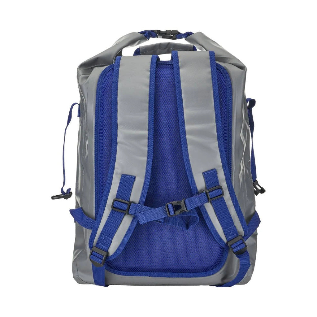 Zadná strana batohu Mustad Daybreak Dry Roll-Up Backpack 40L s polstrovanými ramennými popruhmi a hrudným popruhom.