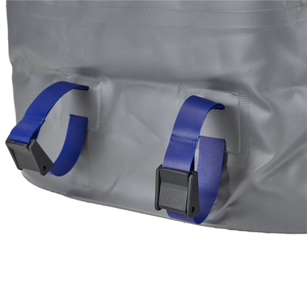 Detail spodných upevňovacích popruhov na Mustad Daybreak Dry Roll-Up Backpack 40L – vhodné na pripevnenie výstroja.