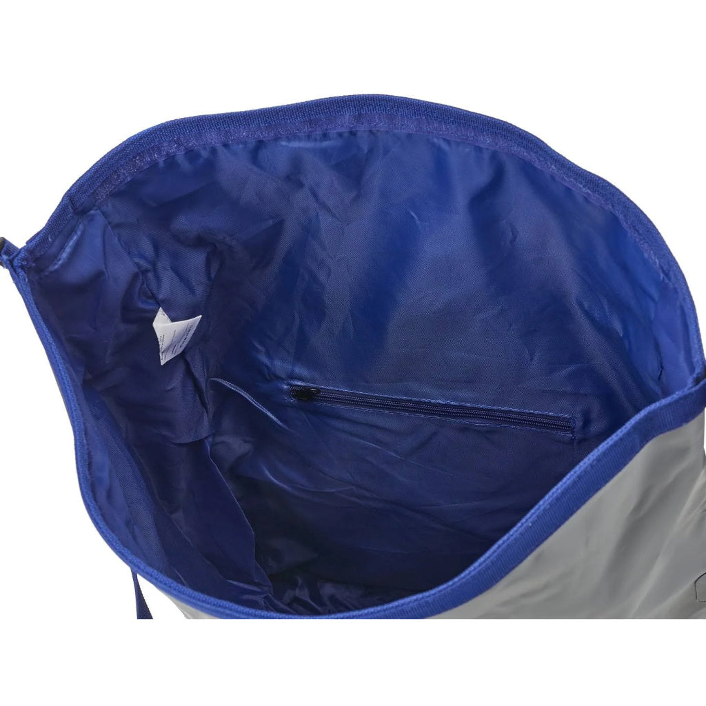 Vnútorný priestor Mustad Daybreak Dry Roll-Up Backpack 40L so zipovým vreckom a modrou podšívkou.