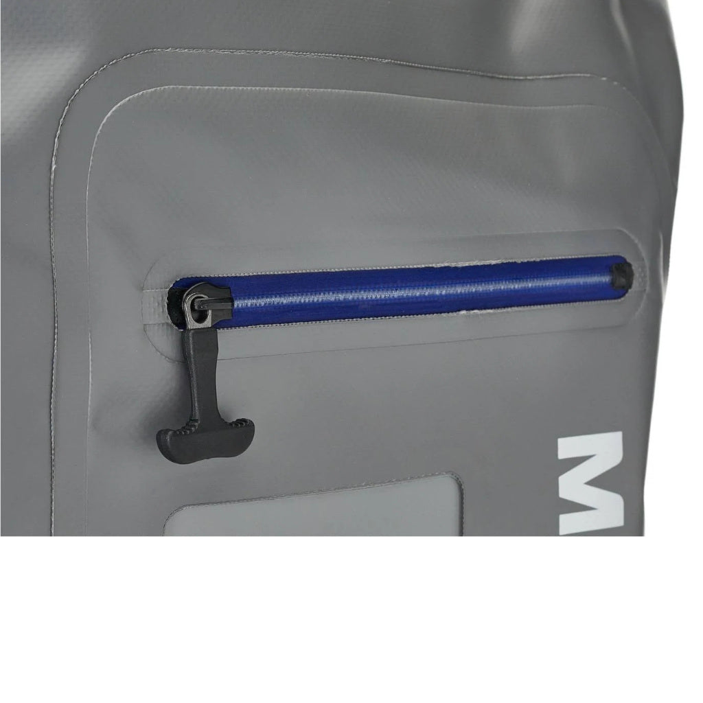 Detail vodoodolného vonkajšieho zipsu na batohu Mustad Daybreak Dry Roll-Up Backpack 40L.