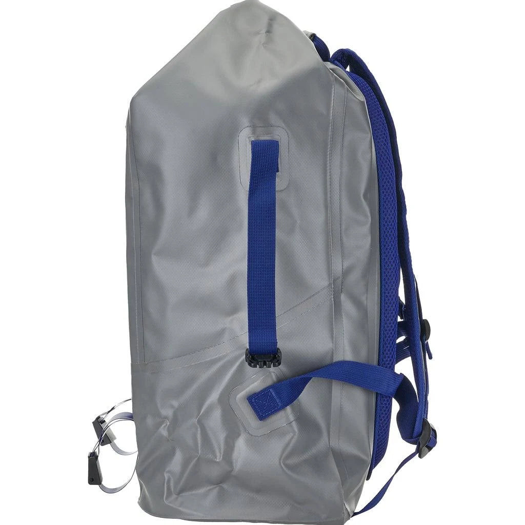 Bočný pohľad na Mustad Daybreak Dry Roll-Up Backpack 40L so zosilneným PVC materiálom a bočnými popruhmi.