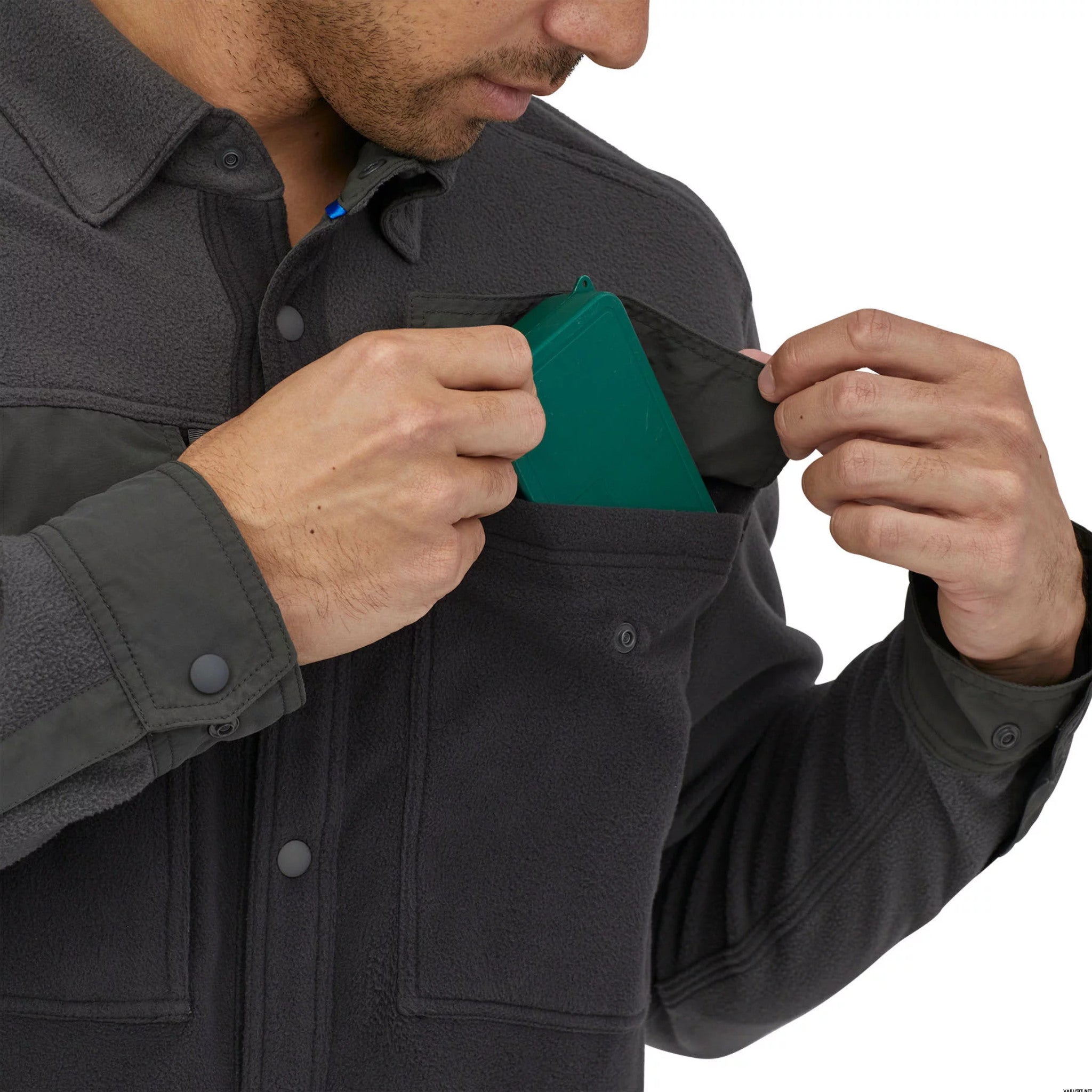 Detail náprsného vrecka na pánskej fleecovej košeli Patagonia Early Rise Snap Shirt Ink Black