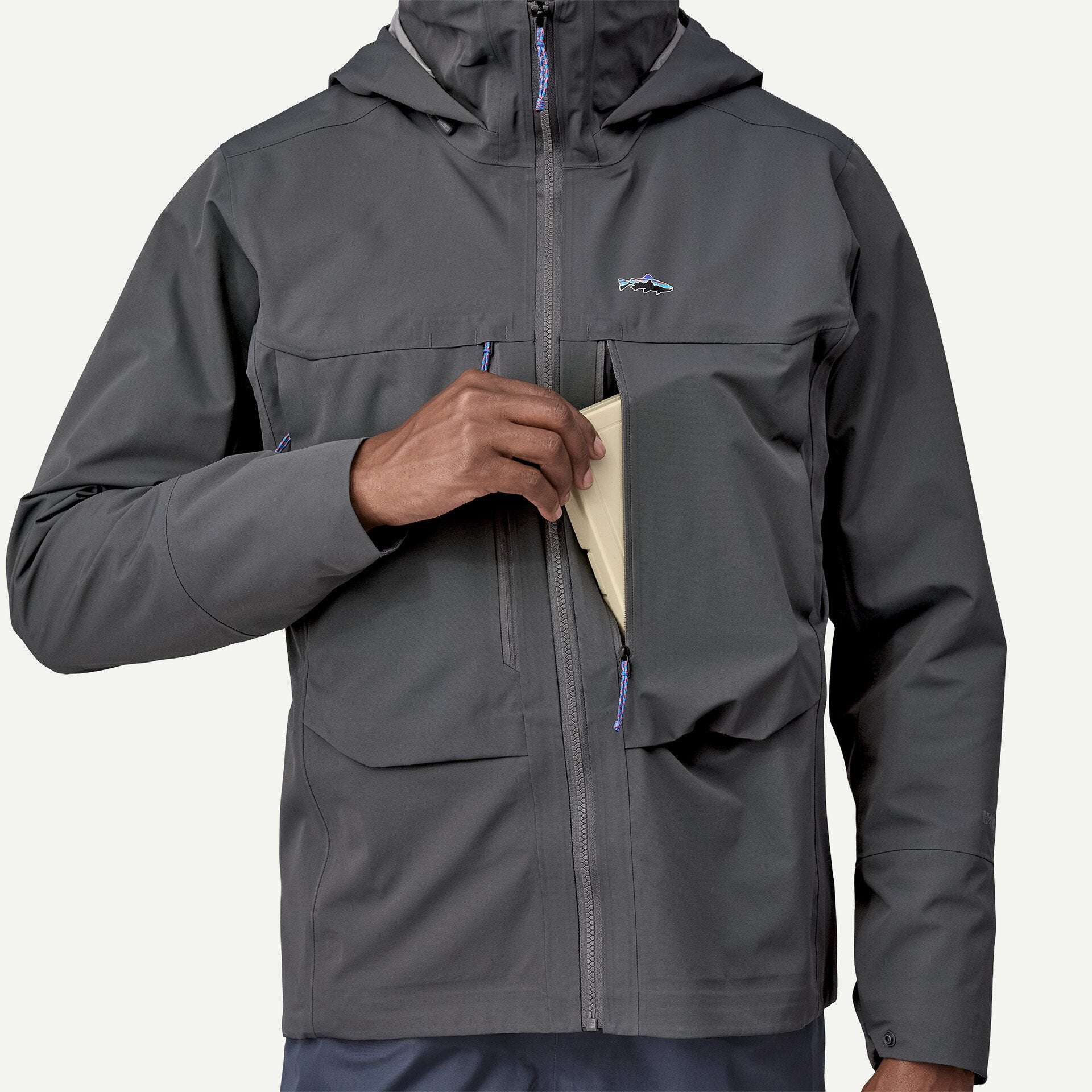 Patagonia Men’s Swiftcurrent Wading Jacket – náprsné vrecko na fly box