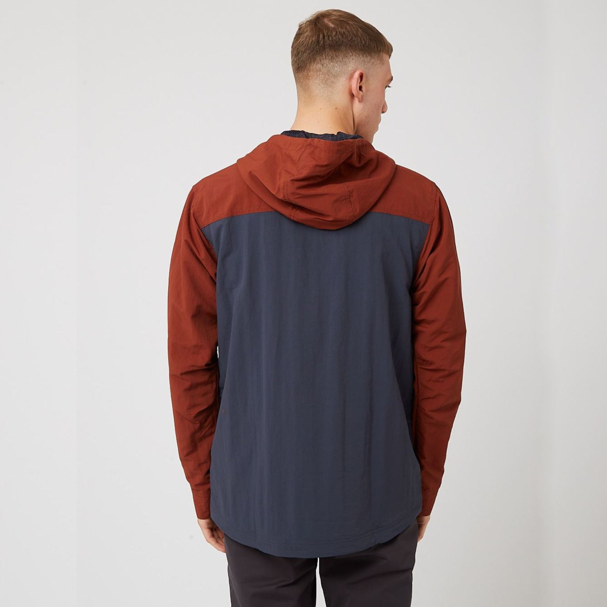 Patagonia pánsky anorak Isthmus Anorak Smolder Blue – zadný pohľad