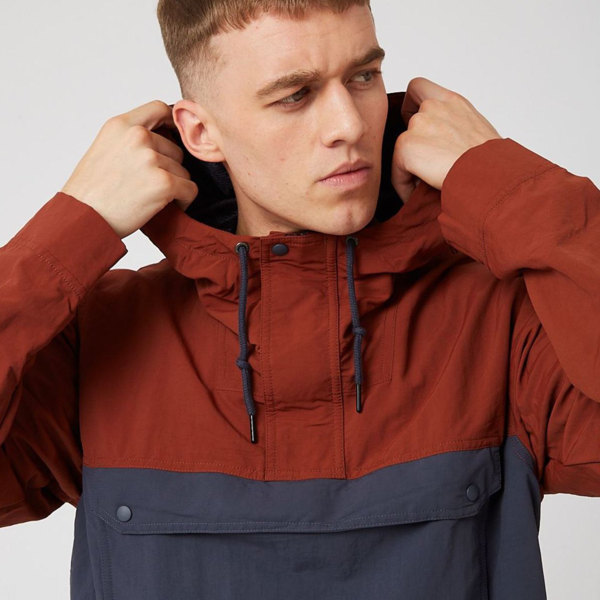 Detail kapucne a sťahovacej šnúrky anoraku Patagonia Isthmus Anorak Smolder Blue