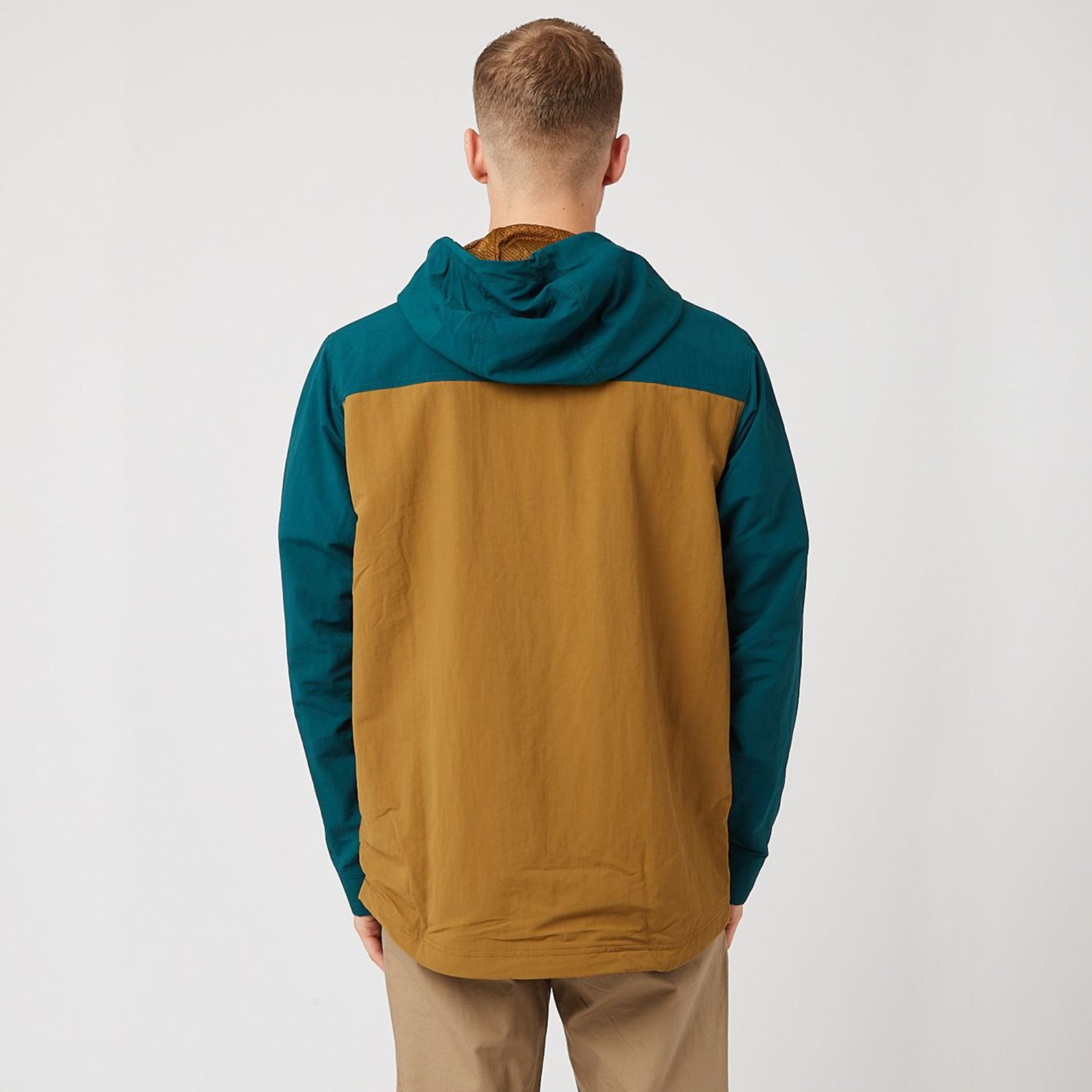 Patagonia pánsky anorak Isthmus Anorak Mulch Brown – zadný pohľad