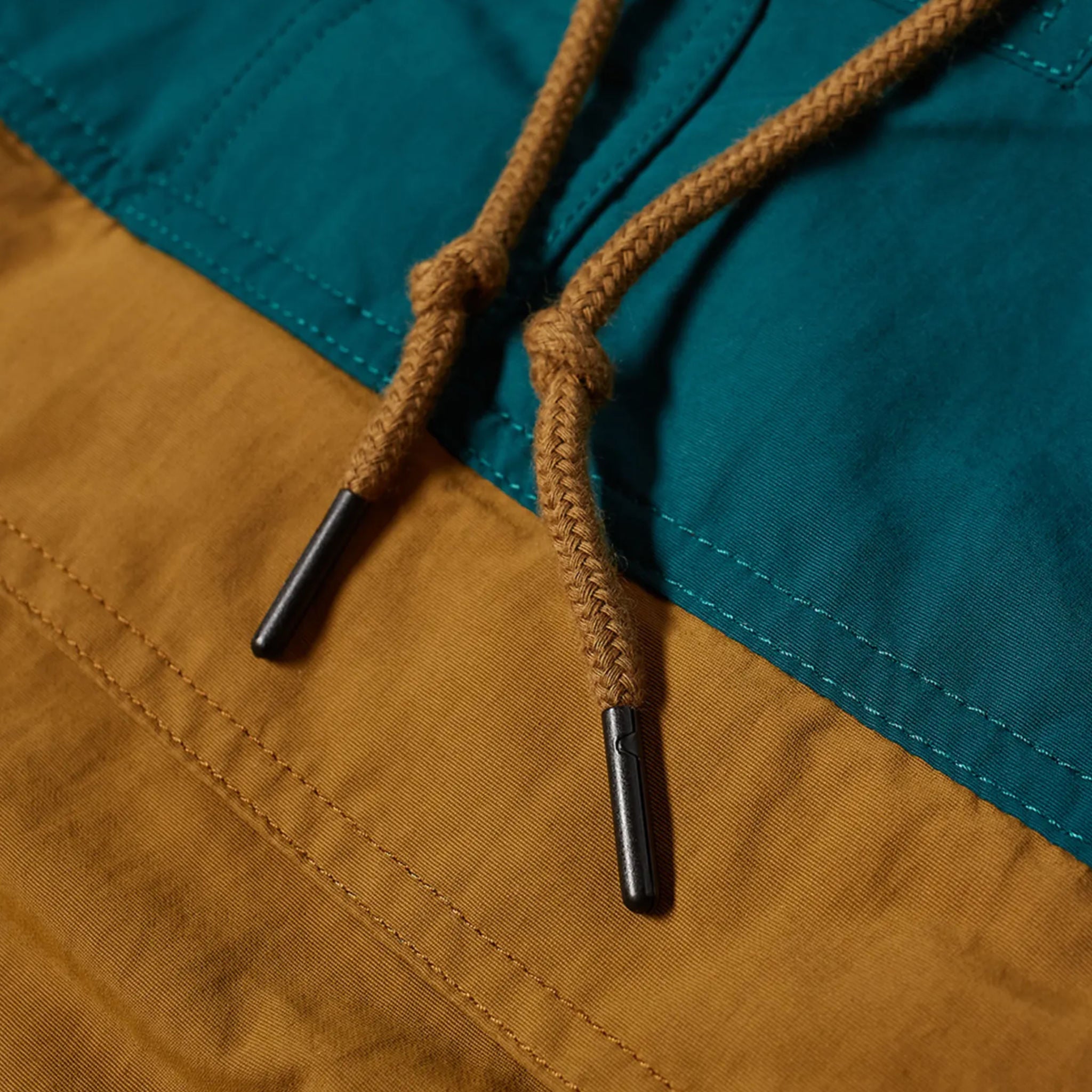 Detail kapucne a sťahovacej šnúrky anoraku Patagonia Isthmus Anorak Mulch Brown