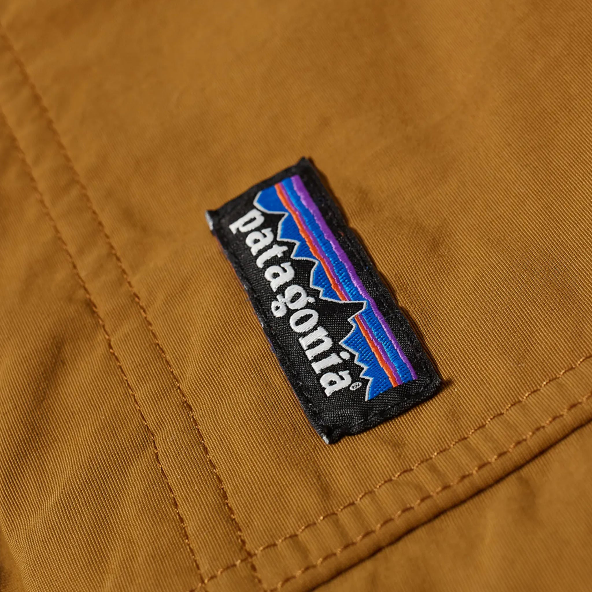 Detail loga Patagonia na anoraku Isthmus Anorak Mulch Brown