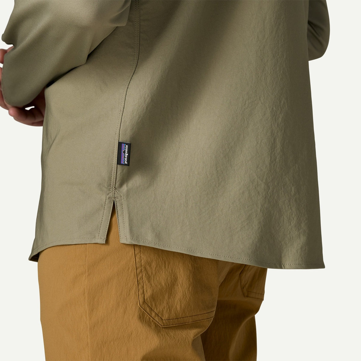 Patagonia M’s River Rambler Hybrid Sun Hoody River Rock Green – hem and side slit detail