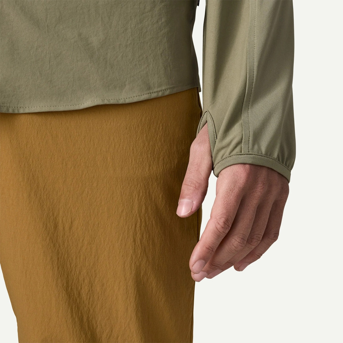 Patagonia M’s River Rambler Hybrid Sun Hoody River Rock Green – sleeve thumb loop detail