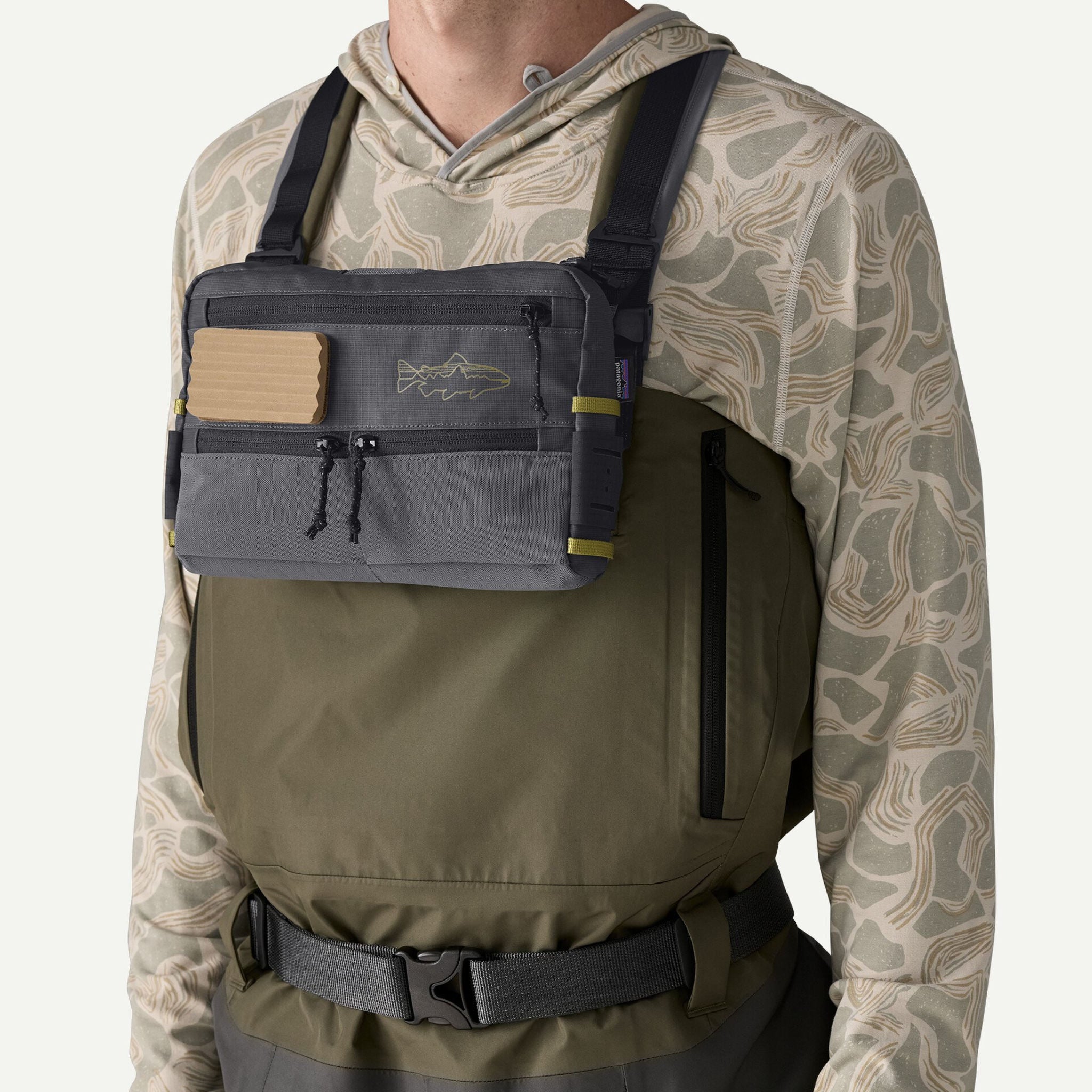 Patagonia Stealth Switch Fishing Pack 3L Forge Grey nosený na hrudi na brodiacich nohaviciach