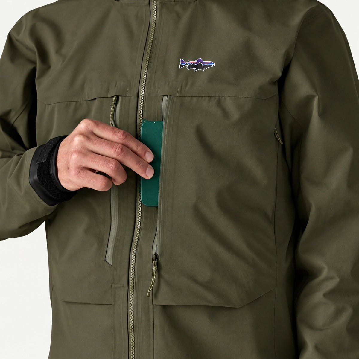 Patagonia Men’s Swiftcurrent Wading Jacket PNGR – chest pocket with phone detail