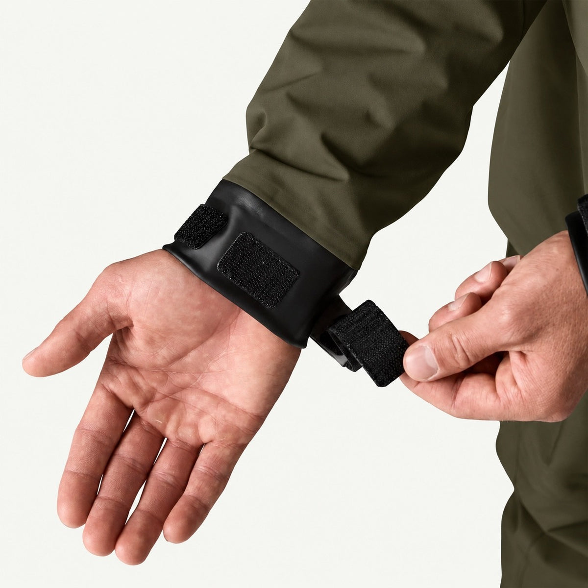 Patagonia Men’s Swiftcurrent Wading Jacket PNGR – adjustable watertight cuff detail