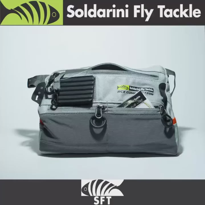 Soldarini RCX Minimal Wader Pack – ultralahký chest pack, ktorý upevníš priamo na traky prsačiek. Tri vrecká na zips, úchyty na doplnky, minimalistický dizajn a maximálna voľnosť pohybu.