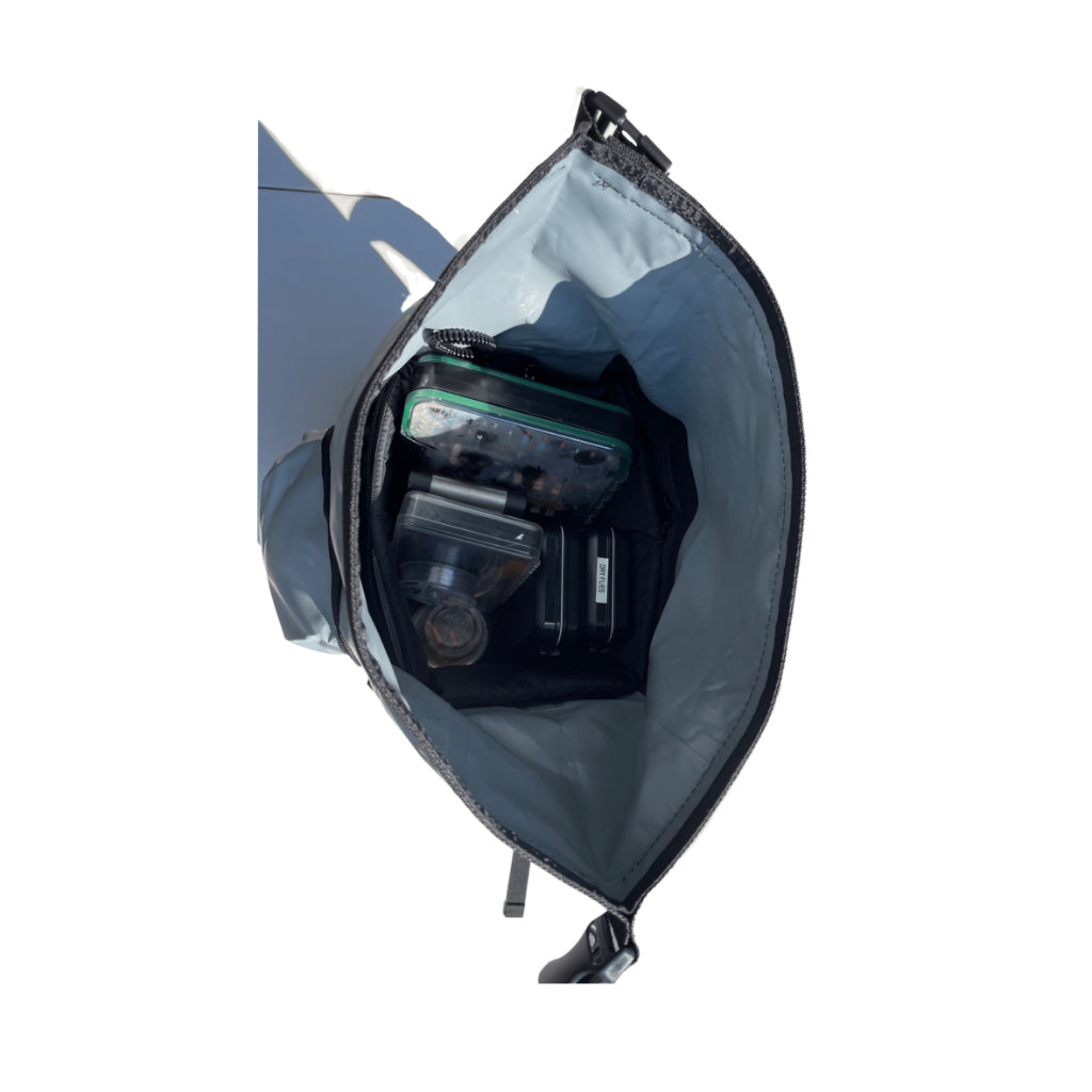 Vnútorný priestor batohu OPST Rainforest Waterproof Backpack s uloženými krabičkami na mušky a výbavou