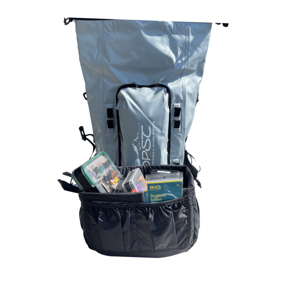 OPST Rainforest Waterproof Backpack – vybraté vnútorné organizačné vrecko plné rybárskej výbavy