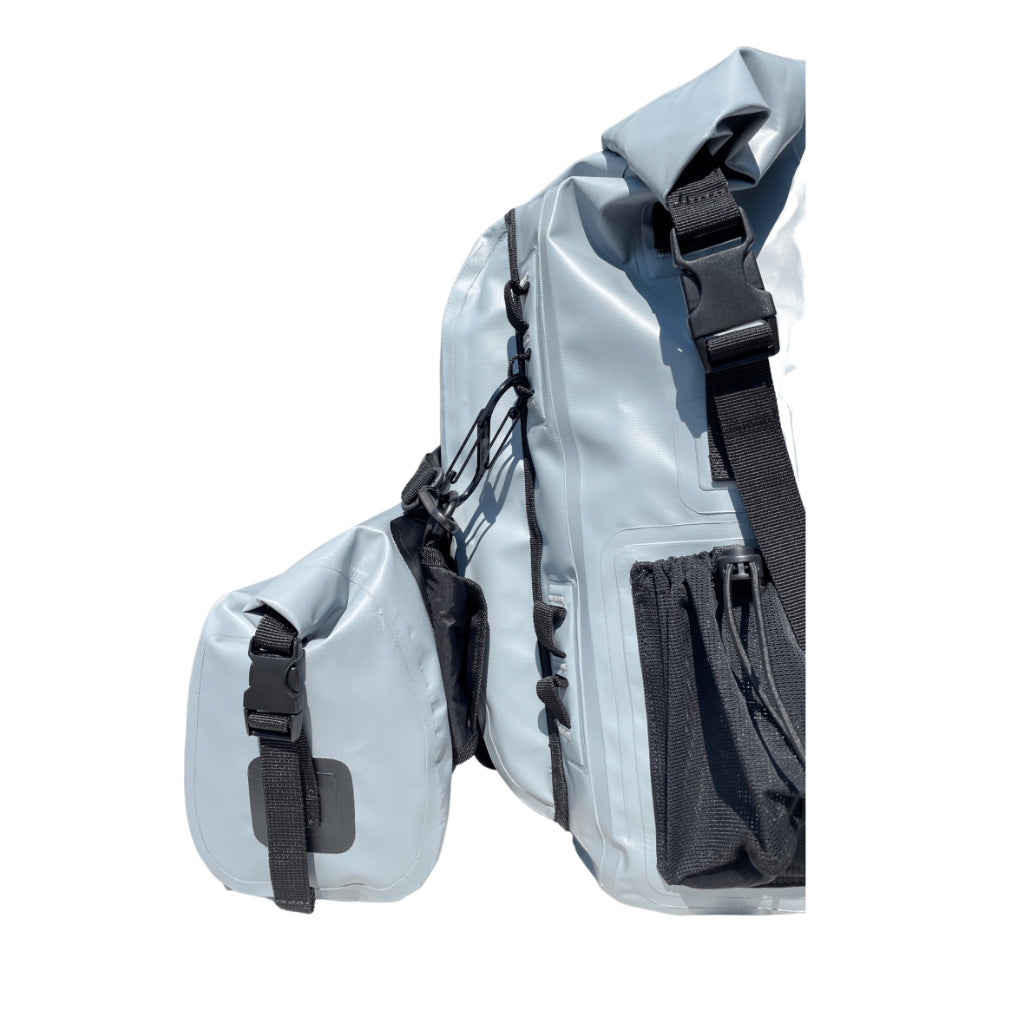 OPST Rainforest Waterproof Backpack – bočný systém uchytenia doplnkovej tašky pomocou popruhov a spony