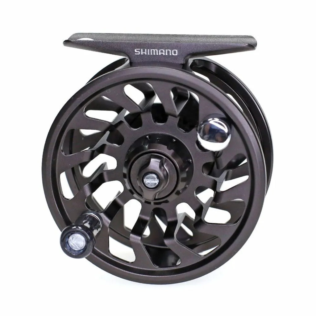 Shimano Asquith 3/4 – pohľad spredu, detail odľahčenej cievky a rukoväte