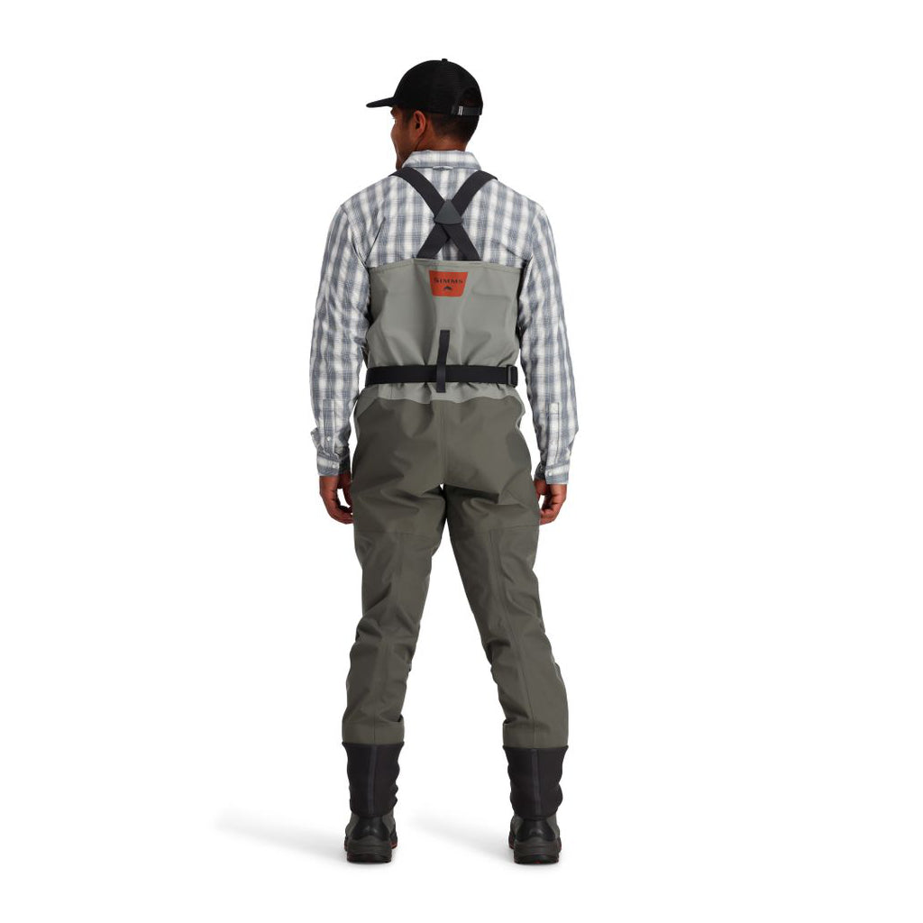 Simms Freestone Stockingfoot – zadný pohľad, ergonomický strih a trakové popruhy