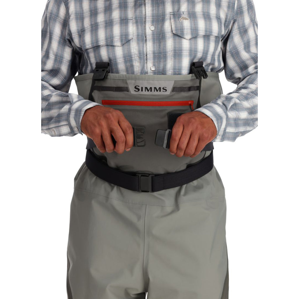 Simms Freestone Stockingfoot – detail hrudnej pracky a systému brodiaceho opasku