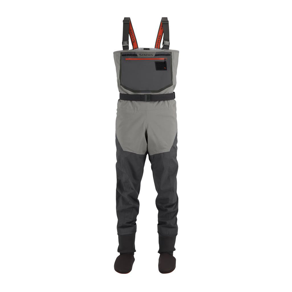 Simms Freestone Stockingfoot – predný produktový pohľad, hrudné vrecko a brodiaci opasok