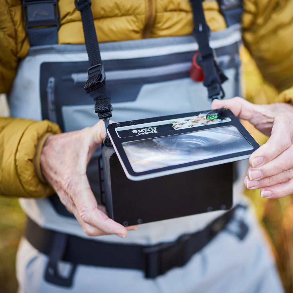 Smith Creek FlyVue chest pack na hrudi rybára pri vode