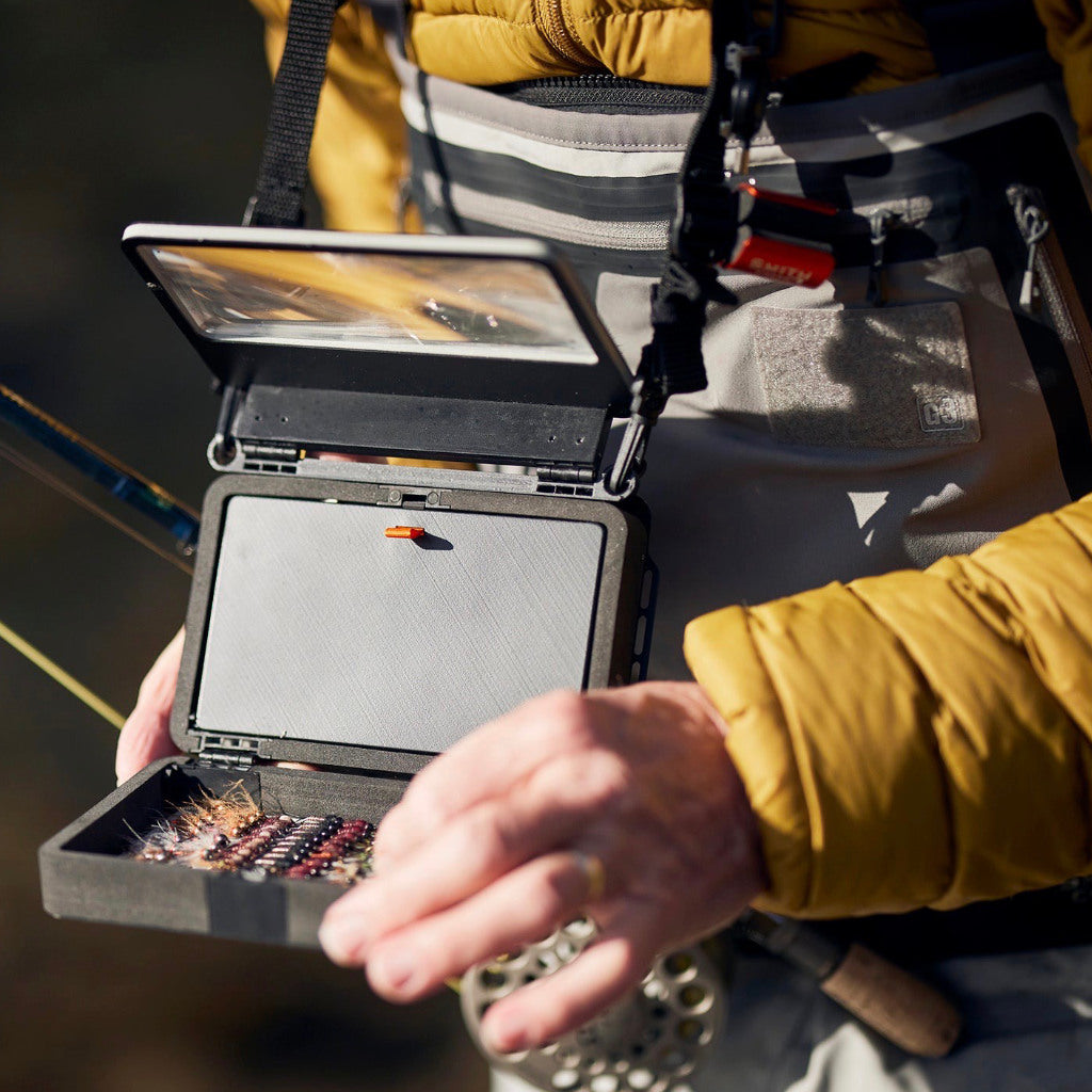 Smith Creek FlyVue chest pack otvorený pri vode – vnútorná krabička na mušky