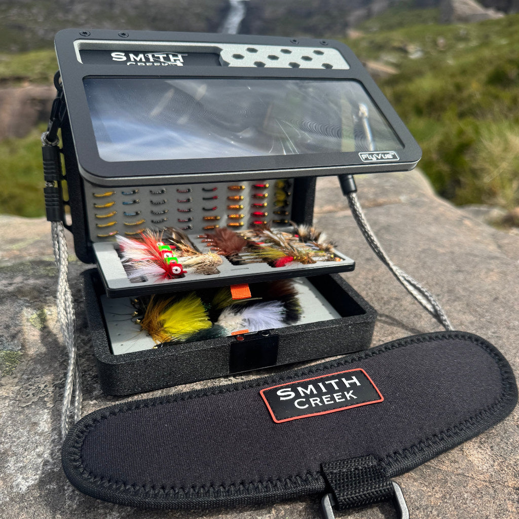 Smith Creek FlyVue chest pack otvorený na kameni – mušky a vnútorná organizácia