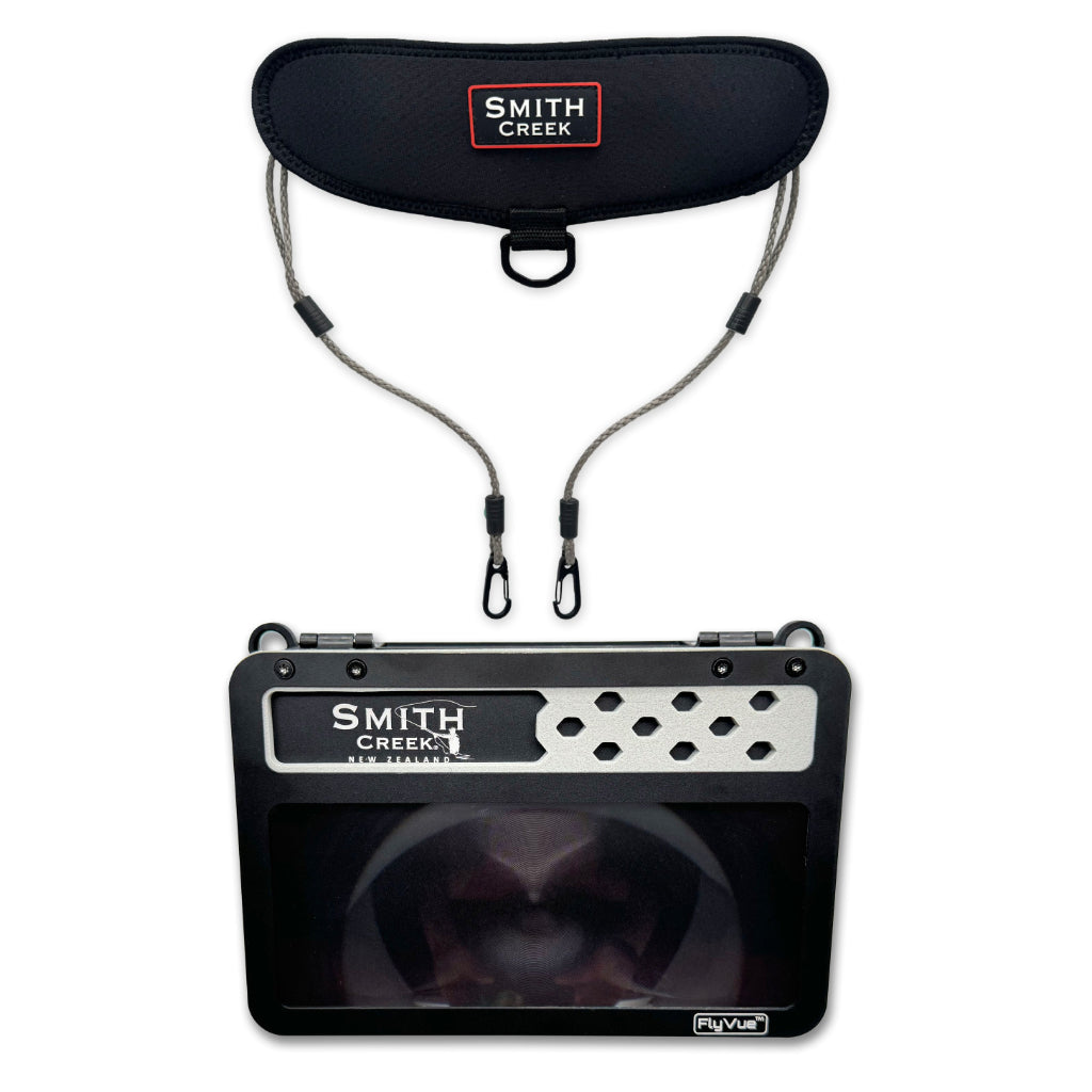 Smith Creek FlyVue chest pack systém s 3× lupou – predný pohľad