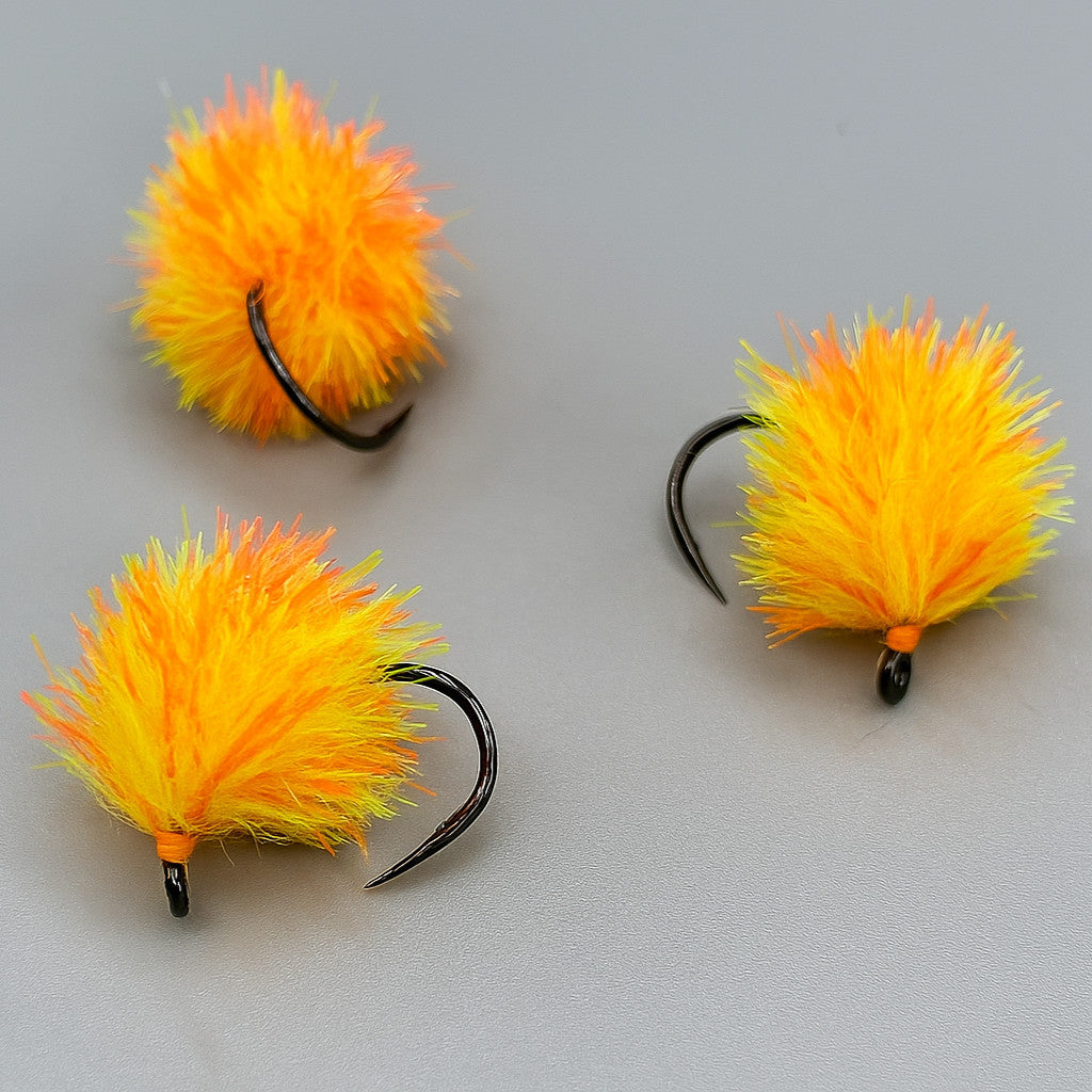 Tri mušky typu blob viazané z materiálu Soldarini Two Tone Blob Chenille v odtieňoch coral-pink a yellow,