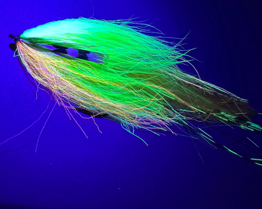 A fly tied with Sybai Flash Pike Dubbing shows its appearance under UV light.