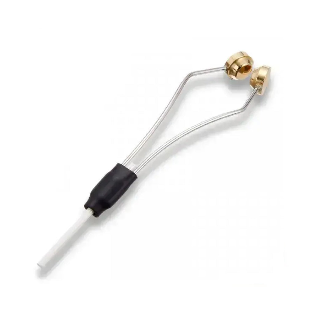 Tiemco Ceramic Bobbin Standard Bent – bobina na viazanie mušiek s bielou keramickou trubičkou pohľad zo spodu.