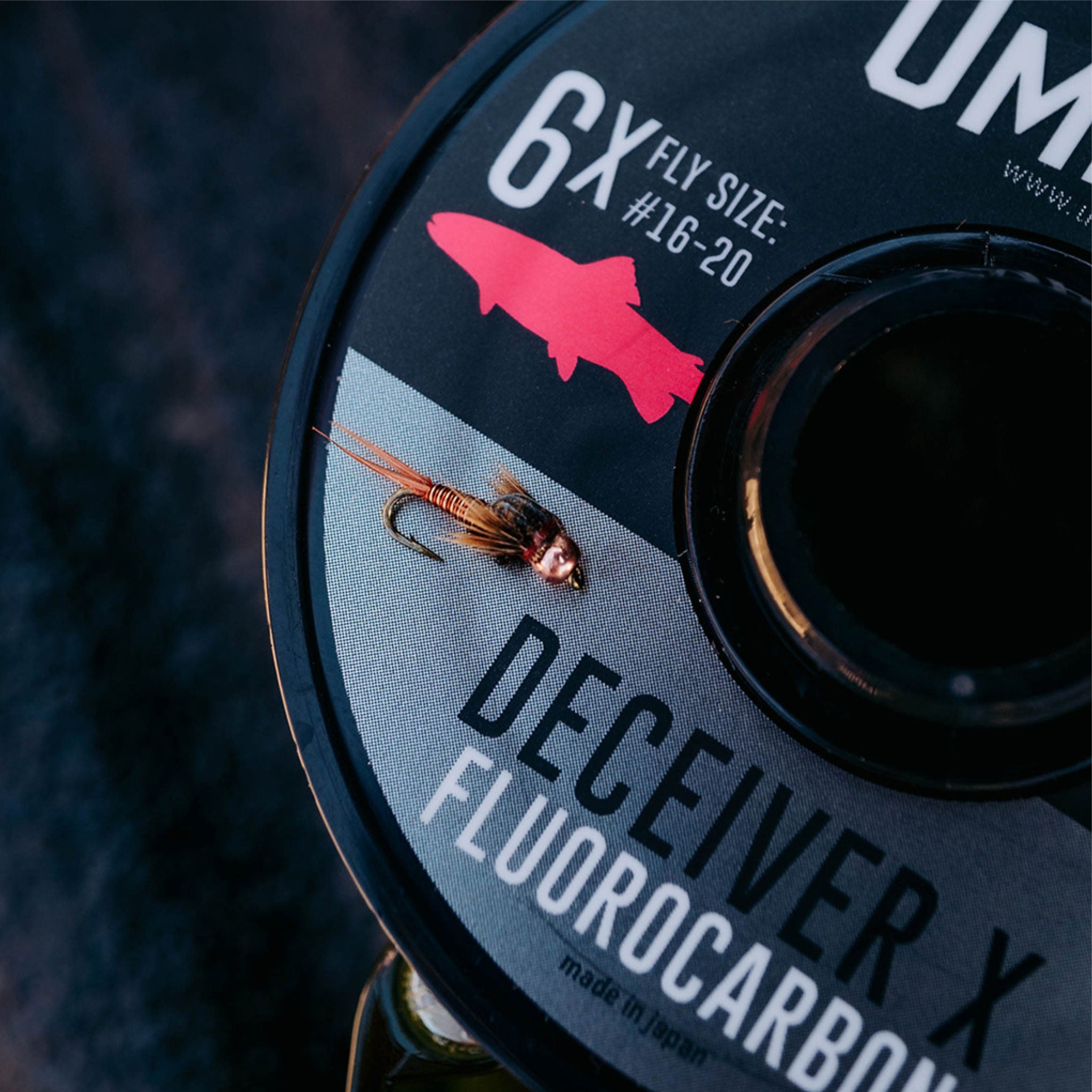 Umpqua Deceiver X Fluorocarbon Tippet – detail cievky so zapichnutou nymfou