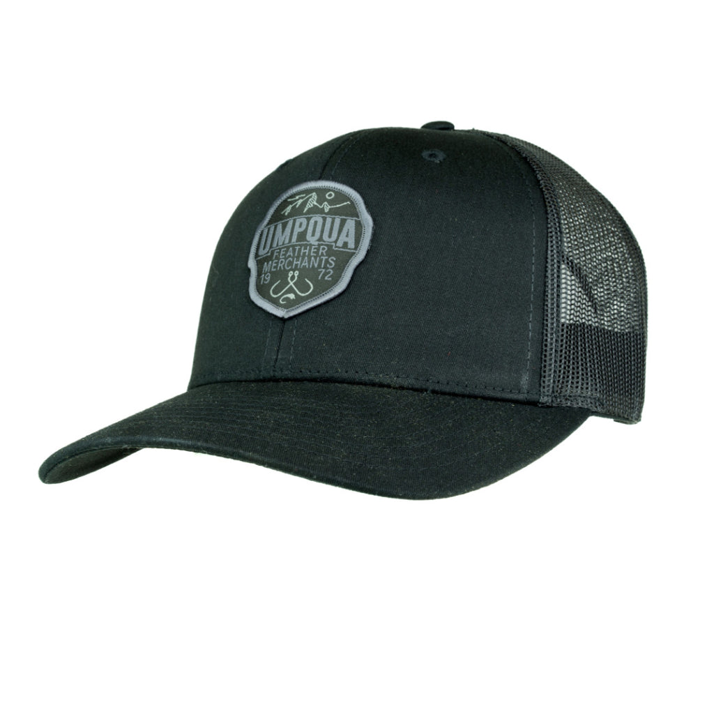 Umpqua Modern Classic Cap – čierna trucker šiltovka s nášivkou Umpqua Feather Merchants, pohľad z uhla