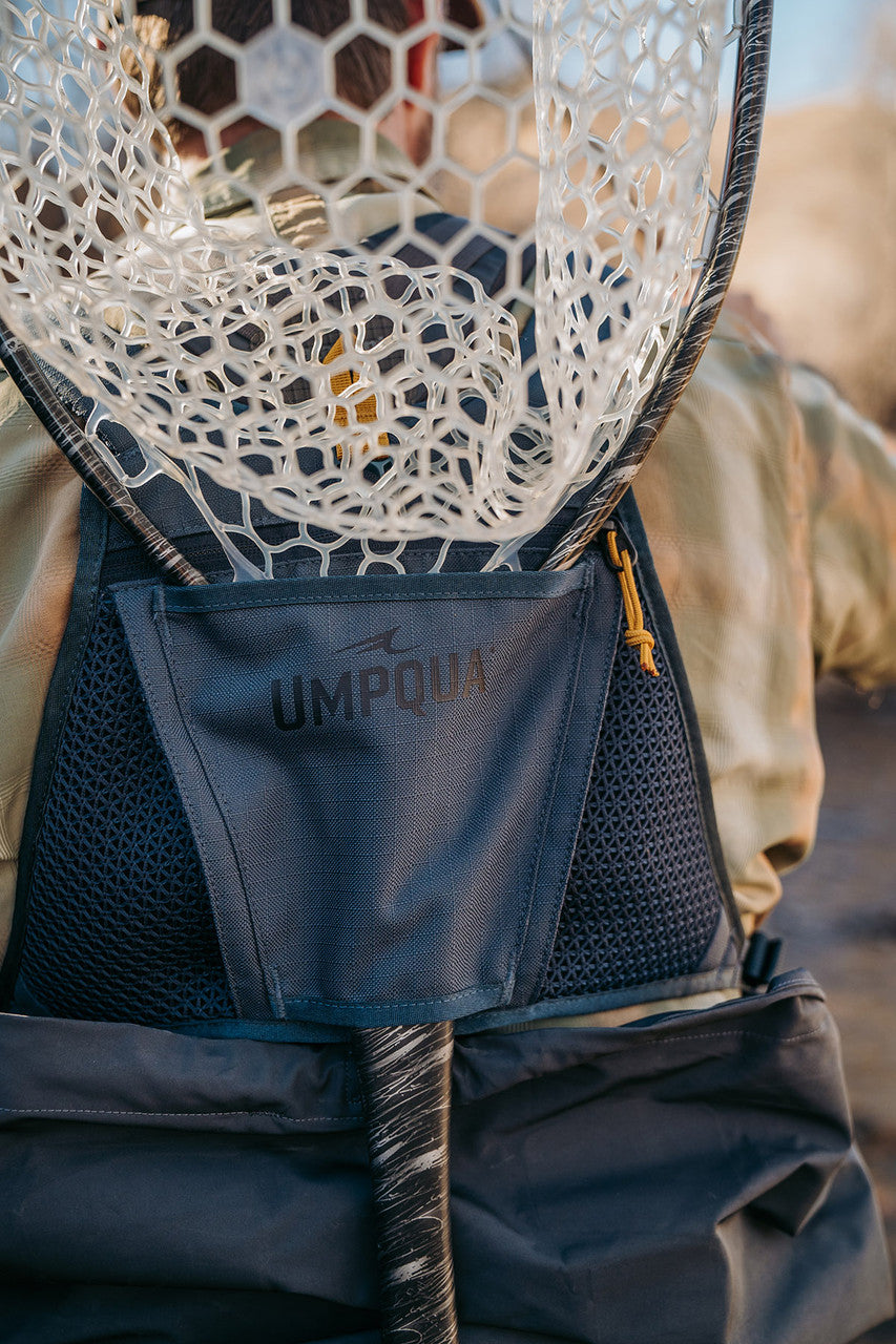Umpqua NorthFork Chest Pack Cobalt – zadný slot na podberák v teréne