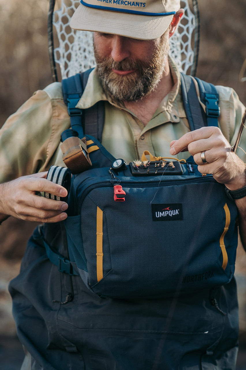 Umpqua NorthFork Chest Pack Cobalt – detailné viazanie mušiek v teréne